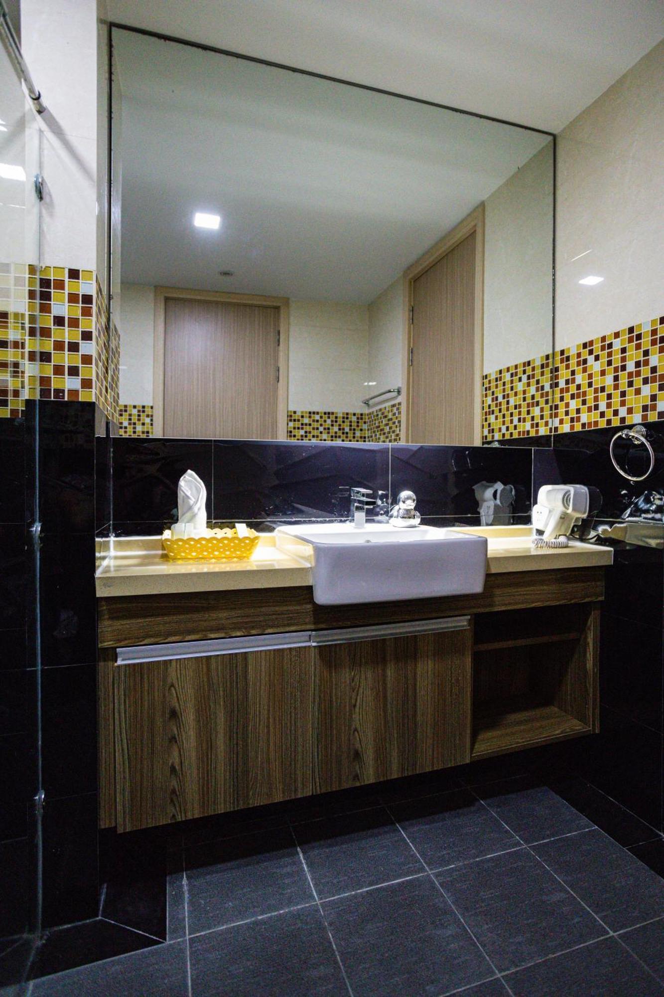 Ramada By Wyndham Bangkok Ten Ekamai Residences Eksteriør bilde