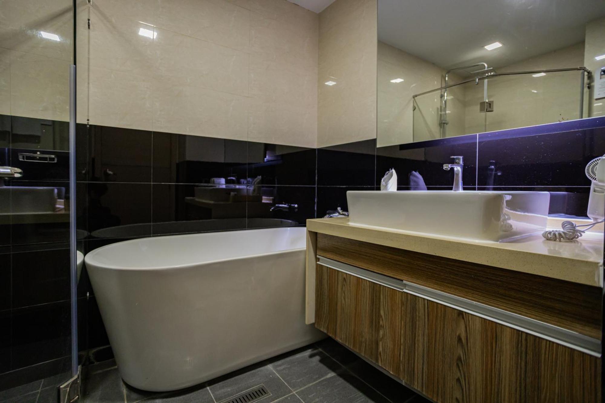 Ramada By Wyndham Bangkok Ten Ekamai Residences Eksteriør bilde