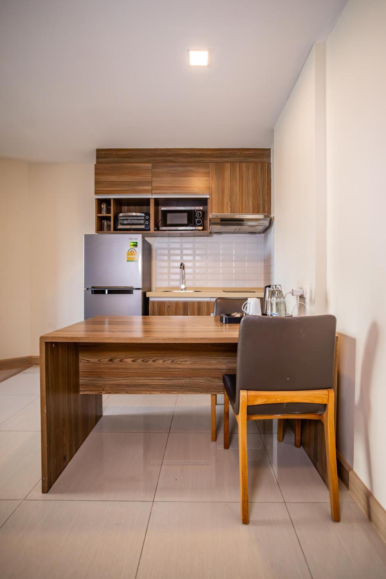 Ramada By Wyndham Bangkok Ten Ekamai Residences Eksteriør bilde