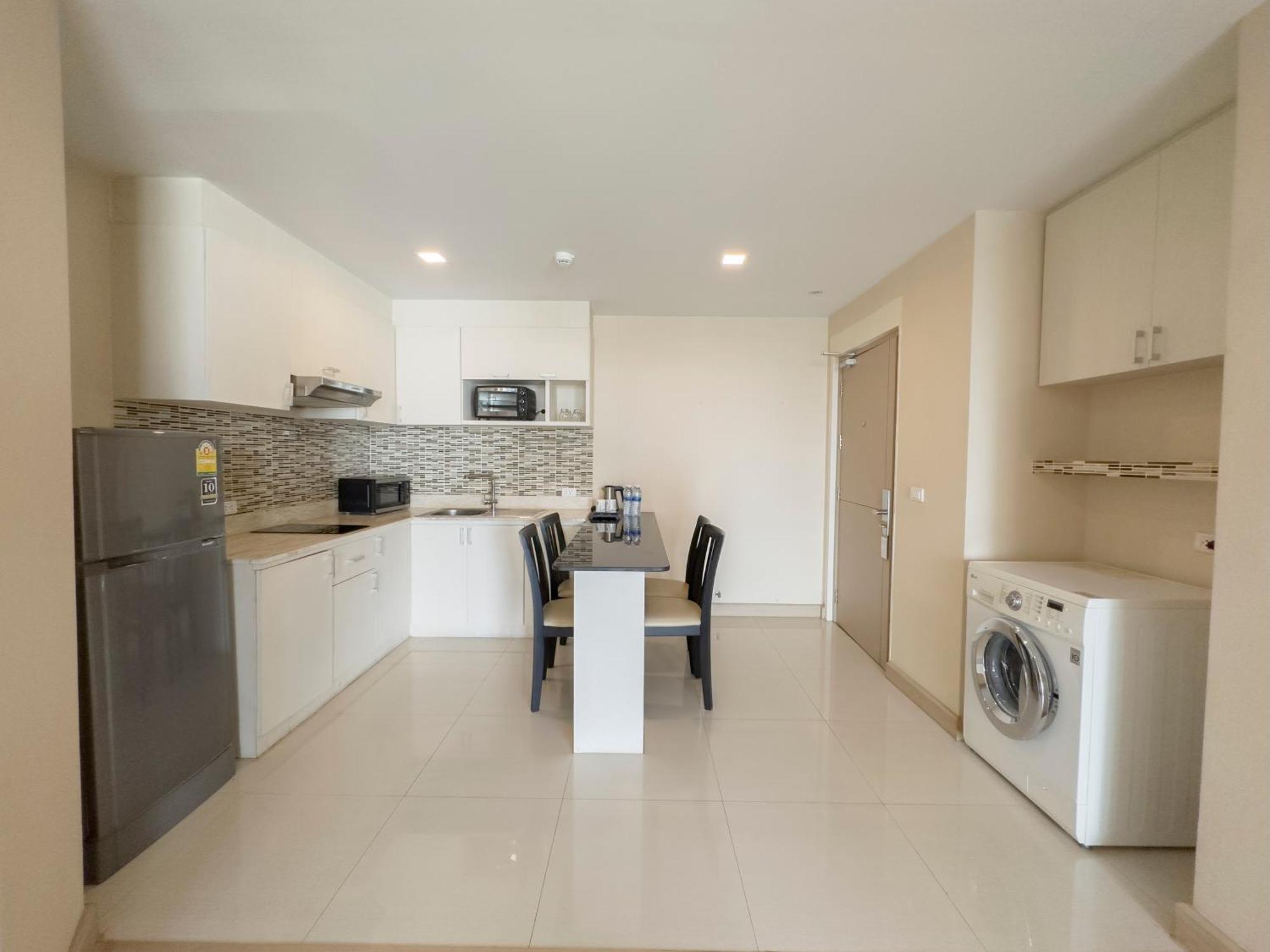 Ramada By Wyndham Bangkok Ten Ekamai Residences Eksteriør bilde