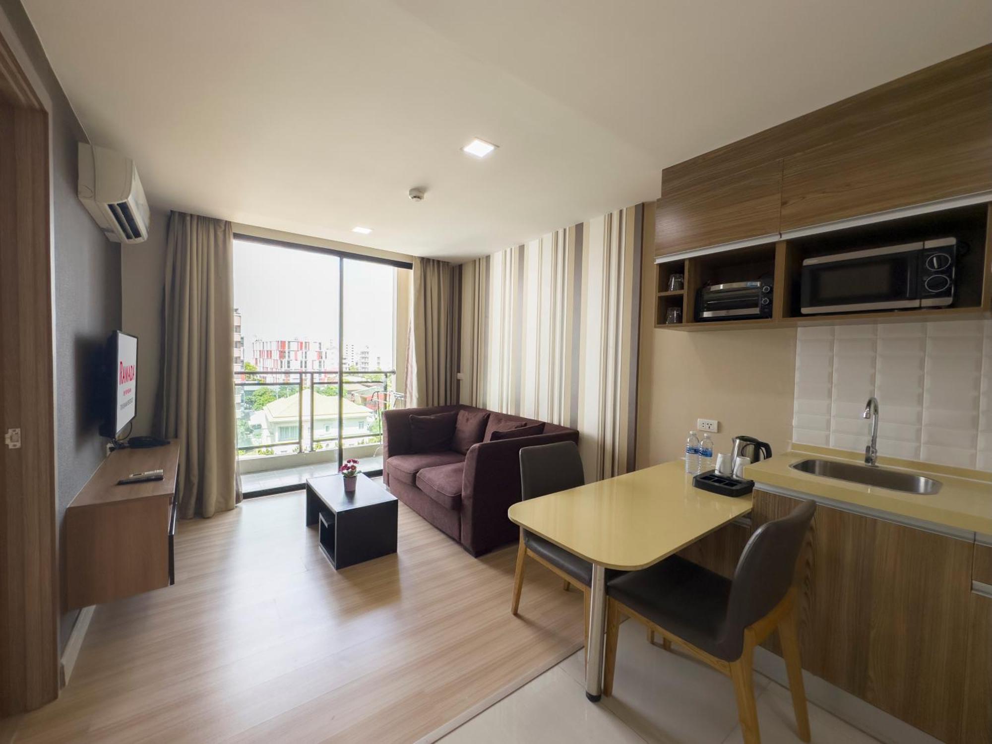 Ramada By Wyndham Bangkok Ten Ekamai Residences Eksteriør bilde