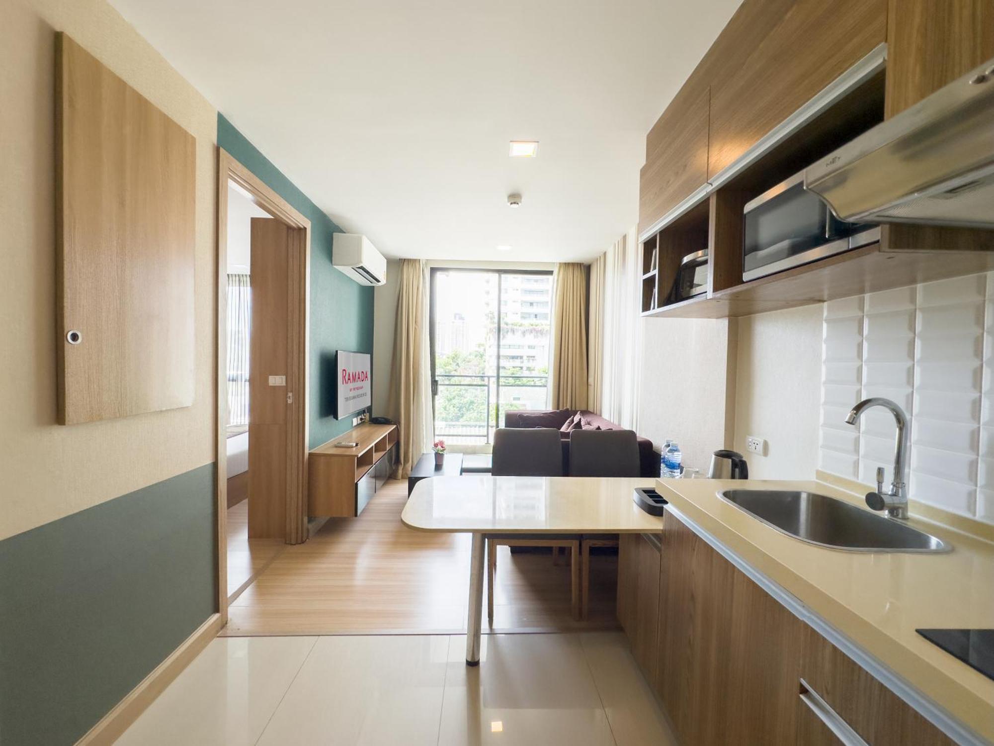 Ramada By Wyndham Bangkok Ten Ekamai Residences Eksteriør bilde